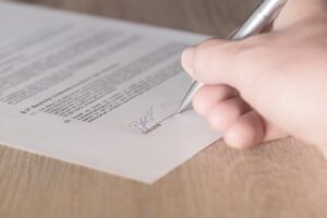 Rappel à la loi du Défenseur des droits relatif à la personne compétente pour signer le contrat de séjour