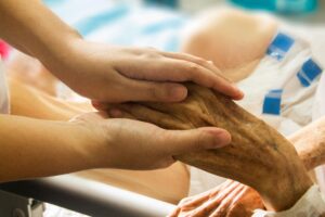 Loi n°2026-404 du 26 mai 2026 : la naissance d’un nouvel ESSMS dédié à l’accompagnement et aux soins palliatifs