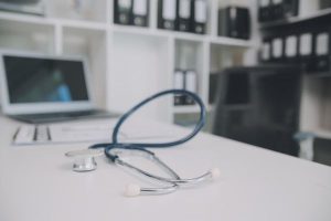 L’absence de médecin coordonnateur en EHPAD constitue un manquement aux obligations légales imposées par le CASF