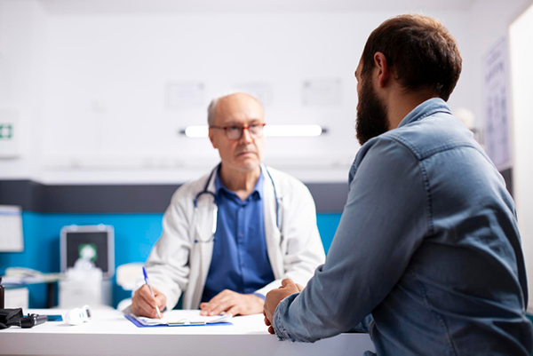 Médecin du travail échangeant avec un salarié lors d’une visite médicale