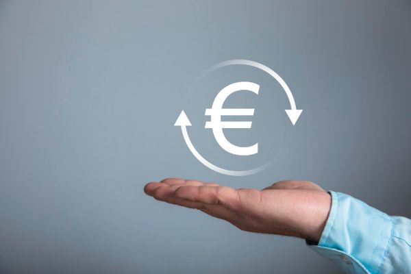 Main ouverte sous un symbole euro et deux flèches circulaires, illustrant la fongibilité des crédits